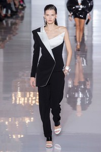 defile-balmain-printemps-ete-2019-paris-look-82.thumb.jpg.25ef96add7fa76e944cdd10c777687f1.jpg