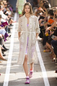 defile-blumarine-printemps-ete-2019-milan-look-15.thumb.jpg.0507eb3c0ed9e38f76c4b1f1ca4cd195.jpg