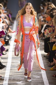 defile-blumarine-printemps-ete-2019-milan-look-38.thumb.jpg.19adb45efdfed47153c6ed64ebe9dea8.jpg