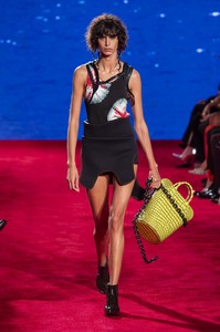 defile-calvin-klein-printemps-ete-2019-new-york-look-20.thumb.jpg.9c25a9fb108e3e6b30291f8c7ee61016.jpg