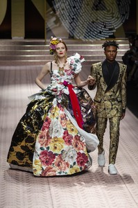 defile-dolce-amp-gabbana-printemps-ete-2019-milan-look-161.thumb.jpg.e7762dc64f52aecc972c6bd66a65a361.jpg
