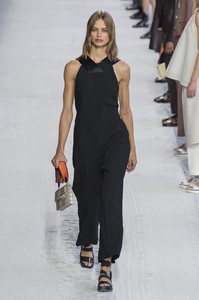 defile-hermes-printemps-ete-2019-paris-look-50.thumb.jpg.25e1fc9fc77caf1a0e90a72198614848.jpg