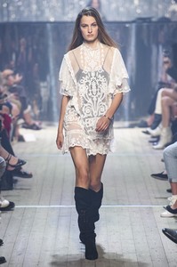 defile-isabel-marant-printemps-ete-2019-paris-look-33.thumb.jpg.73257f719febb09c1141e40745173300.jpg