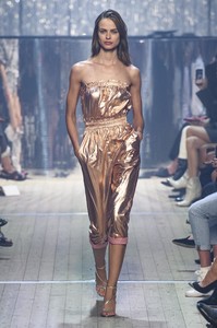 defile-isabel-marant-printemps-ete-2019-paris-look-42.thumb.jpg.28facbf36a9dd5d387cd470591e026ac.jpg