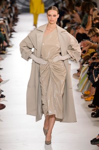defile-max-mara-printemps-ete-2019-milan-look-12.thumb.jpg.1f025086de1023f3cd314e96e7e18317.jpg