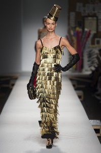 defile-moschino-printemps-ete-2019-milan-look-56.thumb.jpg.4cbc1cc582589471bd13e2cf39bfd0b5.jpg