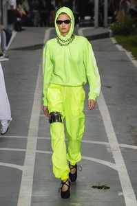 defile-off-white-printemps-ete-2019-paris-look-23.thumb.jpg.bba28899904179d70a166eaca5a53bb3.jpg