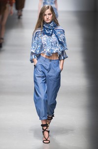 defile-philosophy-di-lorenzo-serafini-printemps-ete-2019-milan-look-22.thumb.jpg.b3991b49329c6bebe806393041293355.jpg