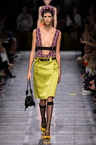 defile-prada-printemps-ete-2019-milan-look-7.thumb.jpg.3fae239cc082631e91ec517c8f246b44.jpg