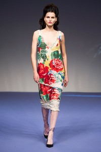 defile-richard-quinn-printemps-ete-2019-londres-look-12.thumb.jpg.15e6b2872bea69e54b772c37a3c0c8f5.jpg