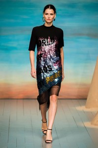 defile-roberta-einer-printemps-ete-2019-londres-look-30.thumb.jpg.d154b878ffc6a21ec125fa61904702b6.jpg