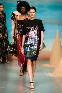 defile-roberta-einer-printemps-ete-2019-londres-look-31.thumb.jpg.5b07f1528da542bd72346393af2d4a66.jpg