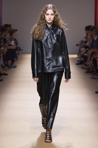 defile-salvatore-ferragamo-printemps-ete-2019-milan-look-53.thumb.jpg.2c62862bc80f8464229ab71430c46581.jpg