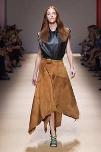 defile-salvatore-ferragamo-printemps-ete-2019-milan-look-62.thumb.jpg.3620f6c6dafb1c63e7d65057abe351d1.jpg