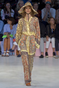 etro-2019-milan-fashion-week-collection043(1).thumb.jpg.029fff2b313222ff9634f258b4cc00b6.jpg
