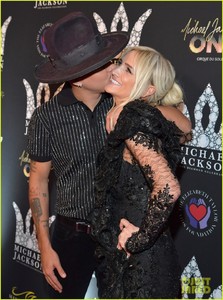 evan-ross-ashlee-simpson-gabrielle-union-step-out-for-michael-jackson-diamond-34.jpg