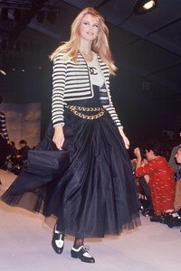hbz-claudia-schiffer-1991-chanel-gettyimages-517295999.thumb.jpg.91ed8501ac2029bce1e1a73ca1854ad1.jpg