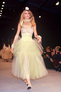 hbz-claudia-schiffer-1991-chanel-gettyimages-517296027.thumb.jpg.6ffdd8a04914c179c0efcd2385836704.jpg
