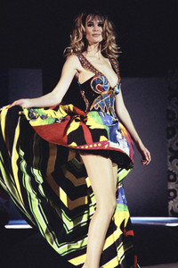 hbz-claudia-schiffer-1991-versace-gettyimages-83819563.thumb.jpg.f585ea2c6b19067e6682a471e2aa9f65.jpg