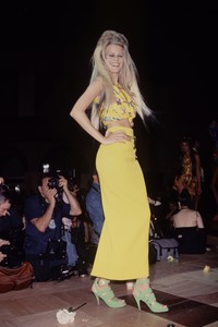 hbz-claudia-schiffer-1995-gettyimages-116116339.thumb.jpg.e9cc847754d030ead92cbbad1ccbb9d6.jpg