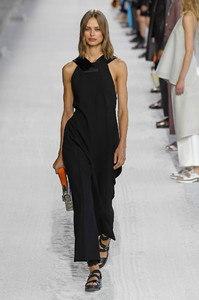 hermes-rtw-spring-2019-paris-fashion-week-pfw-047(1).thumb.jpg.bd94f896d9e9584678fd043932a4912b.jpg