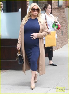 jessica-simpson-shows-off-her-pregnancy-style-in-nyc-01.thumb.jpg.2b34fddbdbc69c4296a9fbbf4830a90b.jpg