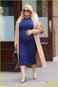 jessica-simpson-shows-off-her-pregnancy-style-in-nyc-03.thumb.jpg.b719dcb77cc8f7a66e5547769ff5bd2e.jpg