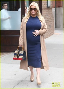 jessica-simpson-shows-off-her-pregnancy-style-in-nyc-05.thumb.jpg.e3864d6f220e4004d789b6126e754e3d.jpg