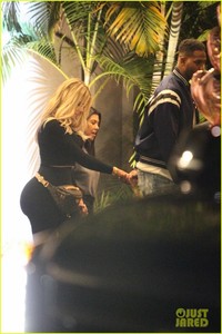 khloe-kardashian-tristan-thompson-hold-hands-on-date-night-05.jpg