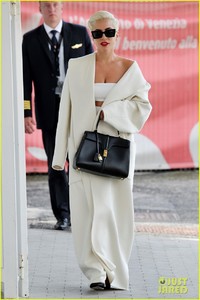 lady-gaga-boyfriend-christian-carino-depart-venice-01.jpg