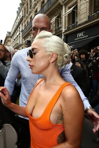 lady-gaga-leaves-her-hotel-in-paris-08-30-2018-8.jpg