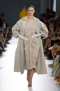 max-mara-rtw-spring-2019-milan-fashion-week-ffw-0123(1).thumb.jpg.74fdf3396a2a040425642f876127f979.jpg