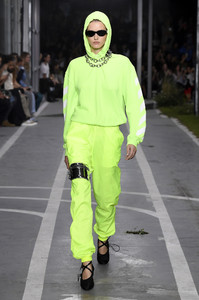 off-white-rtw-spring-2019-paris-fashion-week-pfw-023(1).thumb.jpg.f3c6132b66a6aa4c34677838098379a8.jpg