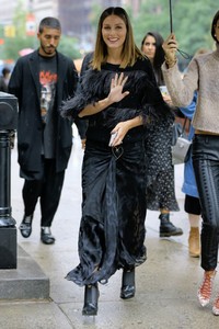 olivia-palermo-at-escada-show-at-new-york-fashion-week-09-09-2018-0.thumb.jpg.eda2f9de2a4e13cbd4f805d7dcad19c6.jpg