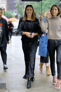 olivia-palermo-at-escada-show-at-new-york-fashion-week-09-09-2018-3.thumb.jpg.0d0bbe53e0194ed2084580a7d07e6673.jpg