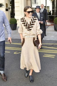 olivia-palermo-leaves-her-hotel-in-paris-09-27-2018-0.thumb.jpg.9010f6c6a92d089afbc1fe6362b84811.jpg