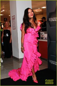 rihanna-celebrates-fenty-beauty-anniversary-03.jpg