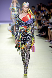 versace-spring-2019-milan-fashion-week-collection060(1).thumb.jpg.d5353a6c0052df5f2c8af3dd1f235b54.jpg
