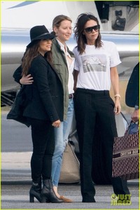 victoria-beckham-eva-longoria-jet-out-of-france-01.thumb.jpg.07fad06154eaa5d110127d462ff91f80.jpg