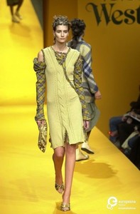 1523920725_VivienneWestwoodFW20012.thumb.jpg.0f3e6834b0db776d4781ec8779b48488.jpg