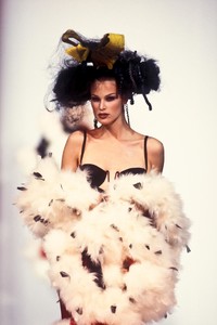 488579009_JohnGalliano1993WomenRTW70.thumb.jpg.50912b69dd1e585c800e54c6661f90ac.jpg