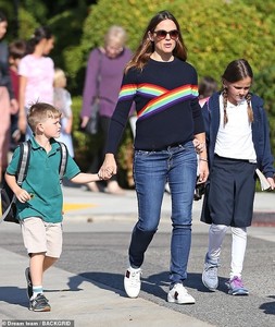 5342782-6309573-Mom_duty_Jennifer_Garner_was_spotted_picking_up_her_two_youngest-a-5_1540342703664.thumb.jpg.d8da0604da5763151c7519a589d18a4e.jpg