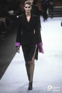 628335105_ThierryMuglerFW2001PFW1.thumb.jpg.8040f99bff0acf085a8103d40a649661.jpg