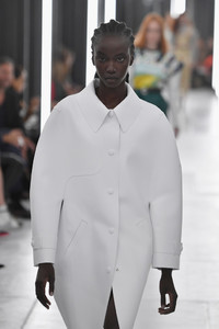 755249571_LouisVuittonRunwayParisFashionWeekWomenswearW_5PQdSF2Tnx.thumb.jpg.d5e59b9a5a273429f590140ef7ea2eee.jpg