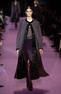 799186135_YvesSaintLaurentFW2001PFW11.thumb.jpg.7a5e38046c21fe0b2d995767ba1336fa.jpg