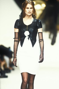 956718977_Chanel1994HauteCouture42.thumb.jpg.06c58684d262de294a2314be3b33bfa2.jpg