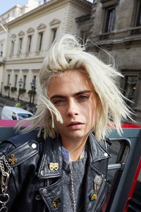 cara-delevingne-burberry-fragrance-her-campaign-1538508555.jpg