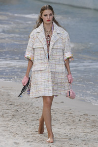 chanel-rtw-spring-2019-paris-fashion-week-pfw-012(1).thumb.jpg.a90e1d59d7fc7ca0b1496c868e25b585.jpg