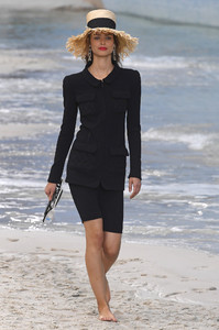 chanel-rtw-spring-2019-paris-fashion-week-pfw-069(1).thumb.jpg.925717d76297aae46981e4b4e7f0a025.jpg