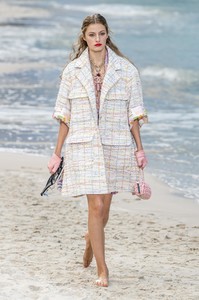 defile-chanel-printemps-ete-2019-paris-look-16.thumb.jpg.7486b621885aef69ff2aded5eb210aef.jpg